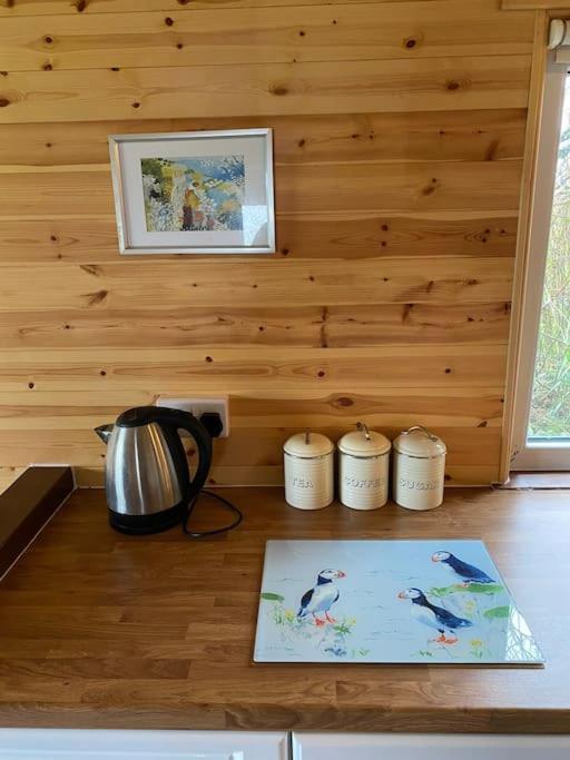 Idyllic Cornish Retreat At Puffin Lodge Helston Exterior foto