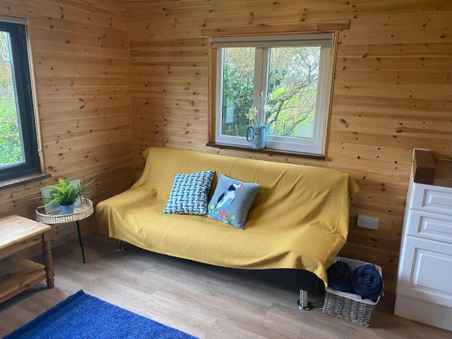 Idyllic Cornish Retreat At Puffin Lodge Helston Exterior foto